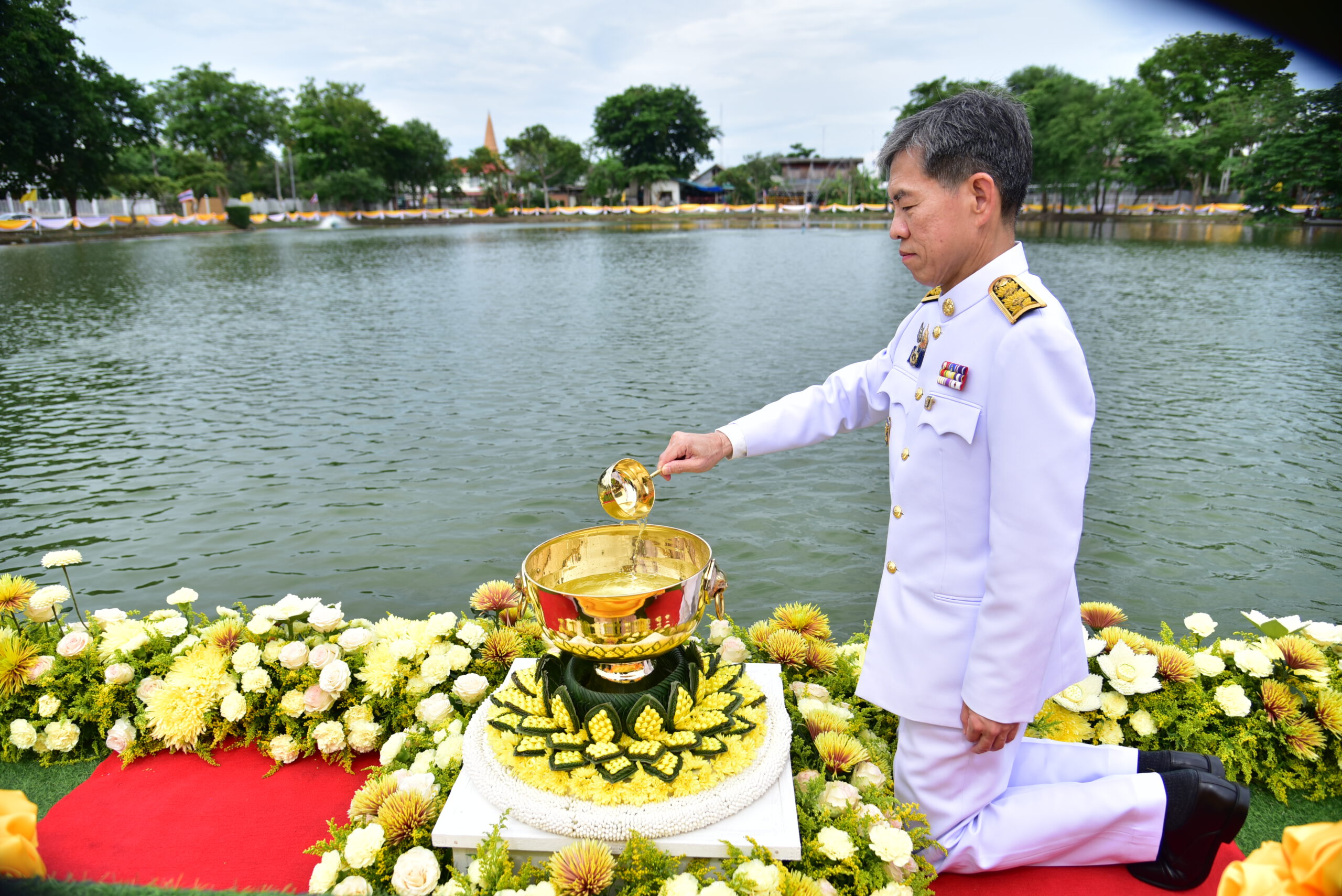 นครปฐม จัดพิธีพลีกรรมตักน้ำจากแหล่งน้ำศักดิ์สิทธิ์ เพื่อนำไปประกอบพิธีเสกน้ำพระพุทธมนต์ศักดิ์สิทธิ์ เนื่องในโอกาสพระราชพิธีมหามงคลเฉลิมพระชนมพรรษา 6 รอบ 28 กรกฎาคม 2567